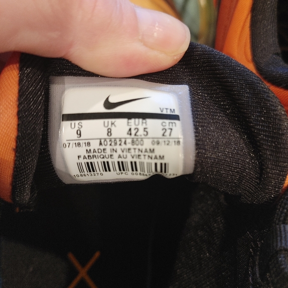 Airmax 720 in Mens 9. In color Sunset - Picture 4 of 5